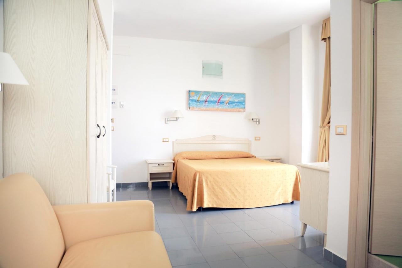 Hotel Marechiaro - Direttamente Sul Mare San Menaio Exterior photo